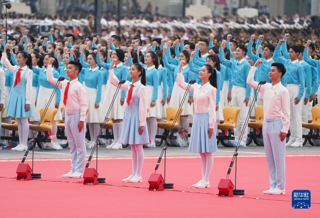 2021年7月1日上午,慶祝中國(guó)共產(chǎn)黨成立100周年大會(huì)在北京天安門廣場(chǎng)隆重舉行。這是共青團(tuán)員和少先隊(duì)員代表集體致獻(xiàn)詞。新華社記者 陳曄華 攝
